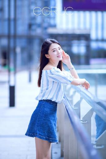 老师让我躺在讲台上相似的小说